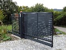Moderní posuvná brána z ocelových profilů MODERN