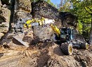 Realizujeme dopravu materiálů, terénní úpravy, práce ve výškách, demolice, výkopové práce