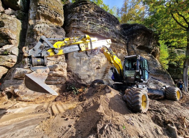 Realizujeme dopravu materiálů, terénní úpravy, práce ve výškách, demolice, výkopové práce