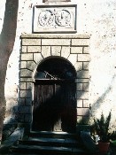 Bosovaný portál s erby v hlavním průčelí zámku 

