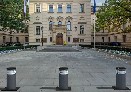 Spravujeme automatické výsuvné sloupy Úřadu vlády ČR