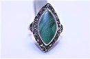 Stříbrný prsten s markazity a zeleným kamenem