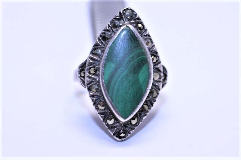 Stříbrný prsten s markazity a zeleným kamenem
