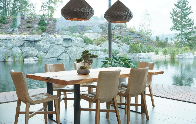 Posezení s výhledem na jezírko Posezení s výhledem na jezírko