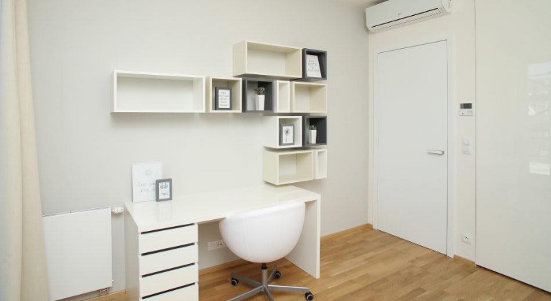 Pracovní studentský stůl Pracovní studentský stůl