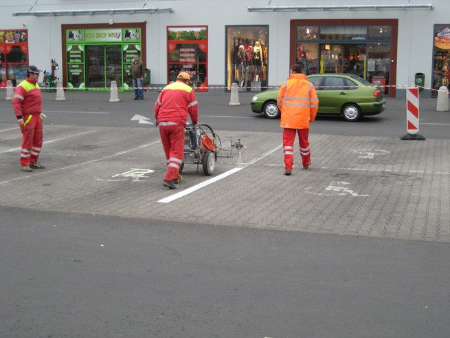 Kaufland Děčín obnova vodorovného dopravního značení