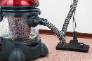 Vlhké stírání prachu z vodorovných a svislých ploch nábytku 