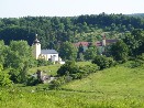 Pohled na střed obce s farním kostelem a klášterem přes Lamatchovo údolí