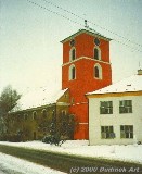 Kostel Nanebevzetí Panny Marie v Hnojicích, vpravo budova školy