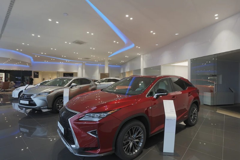 Autosalon LEXUS víceúrovňové sádrokartonové podhledy se světelnými rampami a bodovým osvětlením