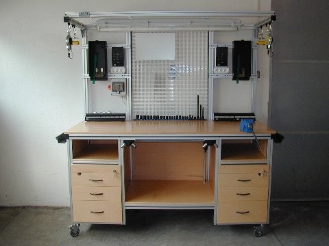 Montážní a servisní stoly pro různá použití