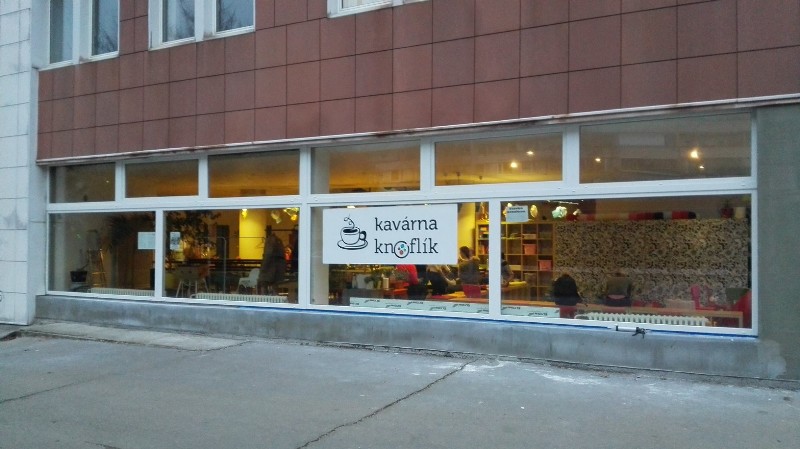 PVC stěny s profilu VEKA, výměna výloh na kavárně v ul. Jablonecká na Proseku