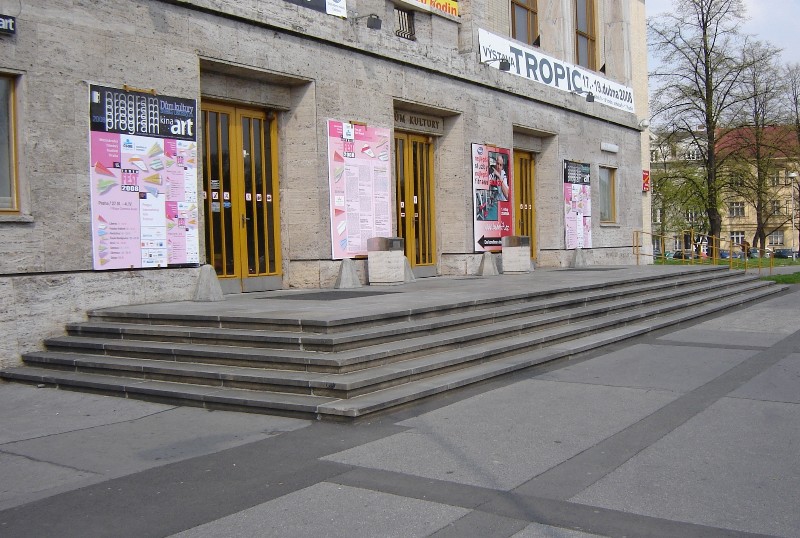 Kulturní Dům města Ostravy oprava schodiště před hlavním vstupem