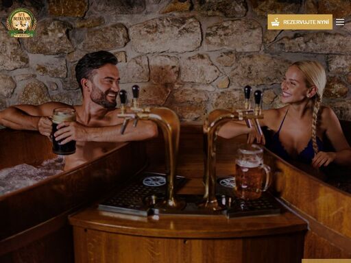 pivní lázně spa beerland v karlových varech – relaxujte v dubových kádích, užijte si neomezenou konzumaci piva a odpočinek na lůžku z pšeničné slámy.