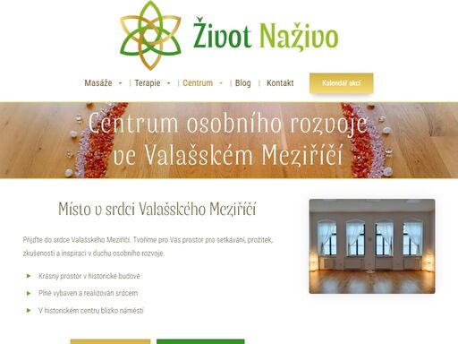 v našem centru osobního rozvoje život naživo ve valašském meziříčí se zaměřujeme převážně na zdravé vztahování ať už jednotlivců i párů a to formou individuálních sezení, párových sezení i workshopů. jak žít svůj život v souladu se sebou. k tomu učíme různé druhy masáží a vědomý dotek.

v historickém centru valašského meziříčí tvoříme pro vás prostor pro setkávání, prožitek, zkušenosti a inspiraci v duchu osobního rozvoje.

krásný prostor v historické budově
plně vybaven a realizován srdcem
v historickém centru blízko náměstí