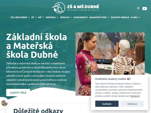 základní a mateřská škola se nachází v malebném přírodním prostředí na úpatí blanského lesa deset kilometrů od českých budějovic v obci dubné. krajina rybníků a lesů spolu s vesnickým životem místních obyvatel vytvářejí přirozené prostředí pro realizaci environmentální a polytechnické výchovy.