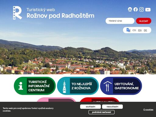 rožnov pod radhoštěm je skvělé místo – dovolená pro turisty i požitkáře. ubytování, skanzen, lázně, pivo a dobré jídlo v městečku. kopce beskydy na výlety.