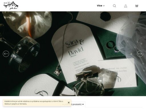 ručně šitá fotoalba jako unikátní a osobní dárek.
propojuji tradiční řemeslo knižní vazby s moderními grafickými technikami a materiály. používám vlastní, ručně vyrobený a pigmenty barvený papír jako hlavní prvek ve své práci. tento papír nejenže dodává mým výrobkům odlišný charakter, ale také podporuje ekologické a…