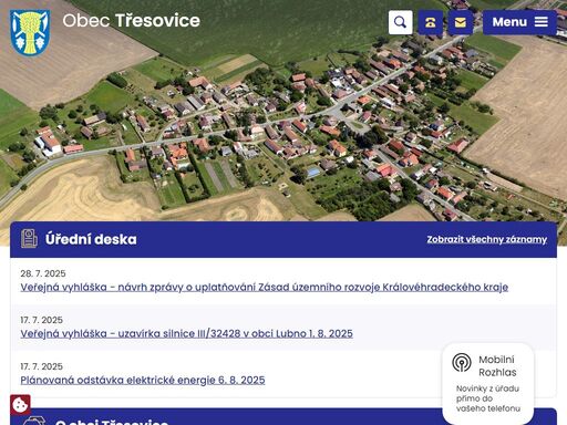 obec třesovice se nachází 15 km severozápadně od hradce králové a 5 km severovýchodně od nechanic na levém břehu řeky bystřice.