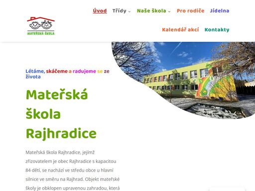 objekt mateřské školy je obklopen upravenou zahradou, která je osázená nejen dřevinami, ale i herními prvky, které společně vytvářejí příjemné podmínky.