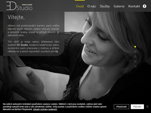 ed studio je moderní kadeřnický salon evy staňkové, nacházející se v klidném a příjemném prostředí zeyerovy aleje na petřinách v praze 6, který nabízí krom střihu a barvení vlasů i vizáž a profesionální makeup. používáme výhradně špičkovou vlasovou a pleťovou kosmetiku značek lothmann, alcina a redken.