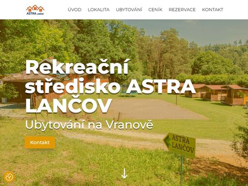rekreační středisko disponuje 3 až 5ti lůžkovými pokoji v hlavní budově (7x) a samostatnými 4-lůžkovými chatkami (6x). nově vybudované společné sprchy a wc, v hlavní budově je dále společenská místnost s kuchyňkou.
