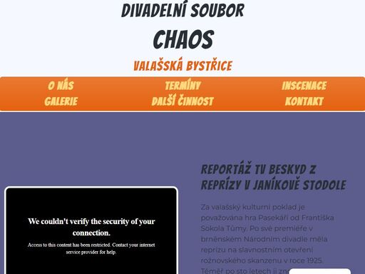 chápavá ochotnická scéna