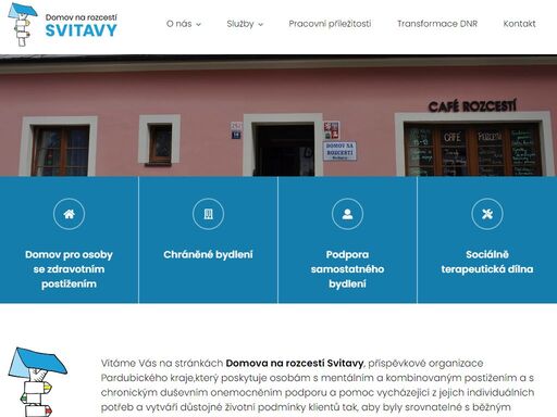 poskytujeme osobám s mentálním a kombinovaným postižením a s chronickým duševním onemocněním podporu a pomoc vycházející z jejich individuálních potřeb a vytváří důstojné životní podmínky klientů tak, aby byly srovnatelné s běžným způsobem života jejich vrstevníků.