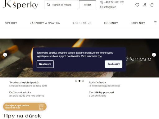 vítejte v našem obchodě. poznejte naši filosofii
každý náš šperk je originální, tak jako je jedinečný každý náš vztah. je výsledkem poctivé ruční řemeslné práce, aby vydržel navždy. používáme zlato a pravé kameny, protože… protože hluboký vztah si méně hodnotné materiály nezaslouží.
náš příběh





ctíme…