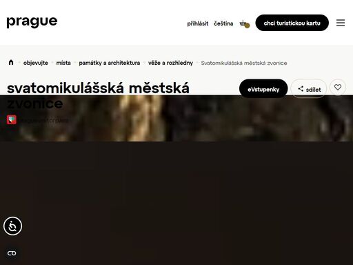 malebný výhled na malostranské domy a náměstí je odměnou za 215 vystoupaných schodů do výšky 65 m na ochoz věže přilehlého barokního kostela sv. mikuláše. zvonice z r. 1755, která sloužila zároveň i jako požární hláska, byla poslední hlásnou věží v praze. od 60. let 20. století sloužila jako pozorovatelna státní bezpečnosti pro sledování západních ambasád sídlících v okolí věže.