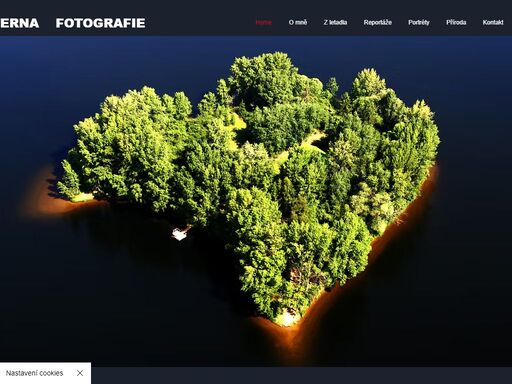 dan materna - fotograf. fotograf dan materna se specializuje na portrétní a reportážní fotografii, fotografii divoké přírody a psů, zejména zlatých retrieverů. dlouhodobě fotografuje českou republiku z letadla.