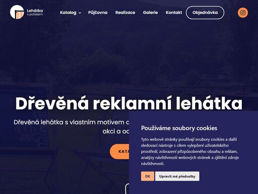 dřevěná reklamní lehátka s vlastním potiskem látky vhodná na firemní akce, svatby, festivaly či ke zpestření odpočinkové zóny u kaváren, restaurací a hotelů.