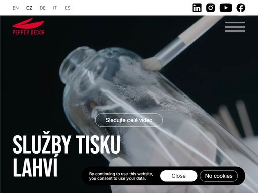 zdobení a potisk lahví na vysokorychlostní lince. velké objemy. b2b branding skleněných nádob a sklenic pro výrobce alkoholu a parfémů.