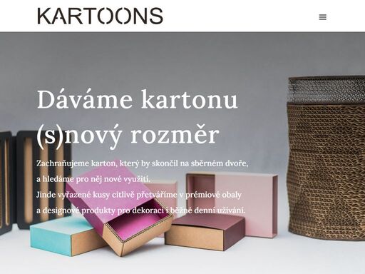 ručně vyrábíme udržitelné produktové i dárkové obaly, osvětlení, nábytek, výstavní stánky aj. z odpadní lepenky.
