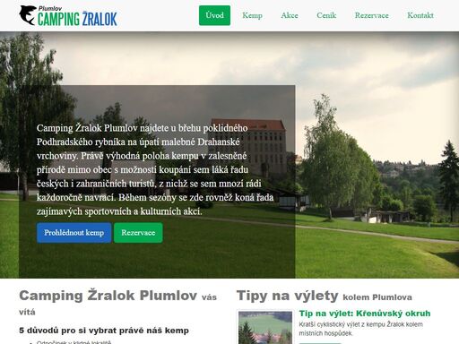 kemp v zalesněné přírodě u podhradského rybníka blízko města plumlov s nádhernou scenérií plumlovského zámku.