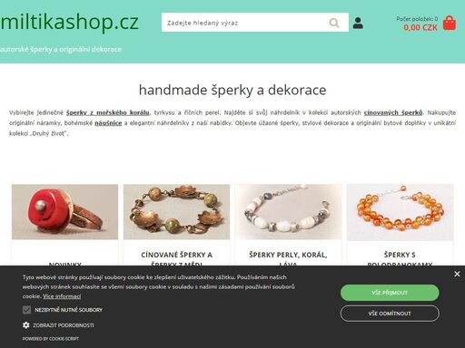 originální cínované šperky, náhrdelníky a náušnice z minerálů, dekorace vintage styl.
