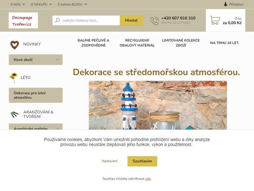s dekoracemi si vytvoříte kouzelnou atmosféru: umělé květiny, zeleň, různé figurky, sušený přírodní materiál, svíčky, keramické domky, proutěné a kovové obaly, přírodní věnce.