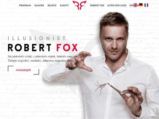 kouzelník robert fox předvádí moderní kouzelnické vystoupení. exklusivní kouzelník 21.století a jeho mikromagie.