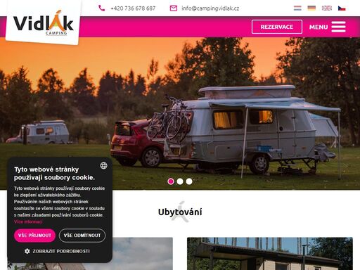 kemp obklopuje les a rozlehlý rybník. nabídne klid pro relaxaci a příležitost strávit příjemnou dovolenou s rodinou, přáteli, i se svými zvířecími miláčky.
