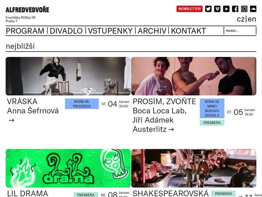 v alfredu ve dvoře se kříží cesty divadelníků, tanečníků, filmařů, hudebníků i vizuálních umělců. společnou platformou je ale stále divadlo - experimentující a současné.