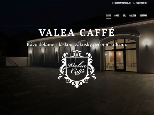 děláme kafe s láskou, zákusky pečeme srdcem. kavárna valea caffe v letovicích u zámku nabízí sluncem zalitou zahrádku i soukromí v multifunkčním sále.